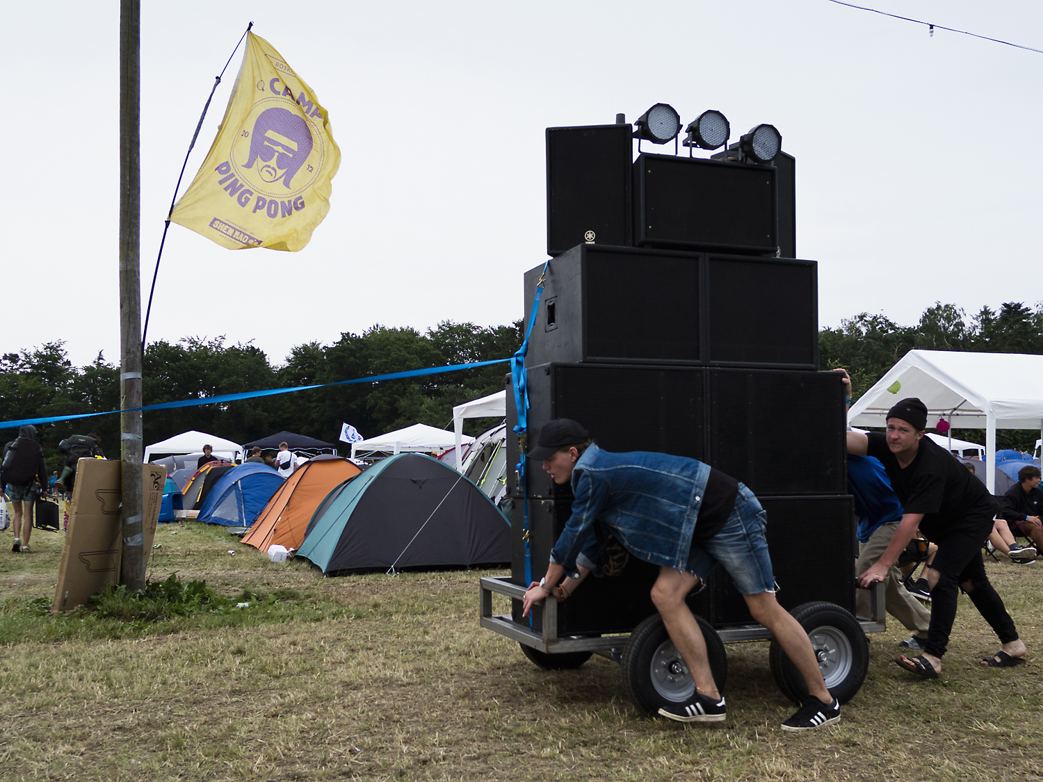 Featured image for “Abartig teuer, mega schwer, viel zu laut, irrsinnig gut: DIY Party Camps auf dem Roskilde 2016”