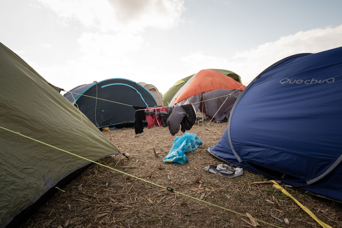 mehrere Zelte auf dem Campingplatz des Skandaløs Festival
