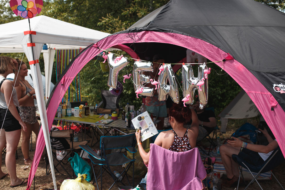 Featured image for “Die Camps auf dem Immergut Festival 2018: Zwischen Piñata und Party”