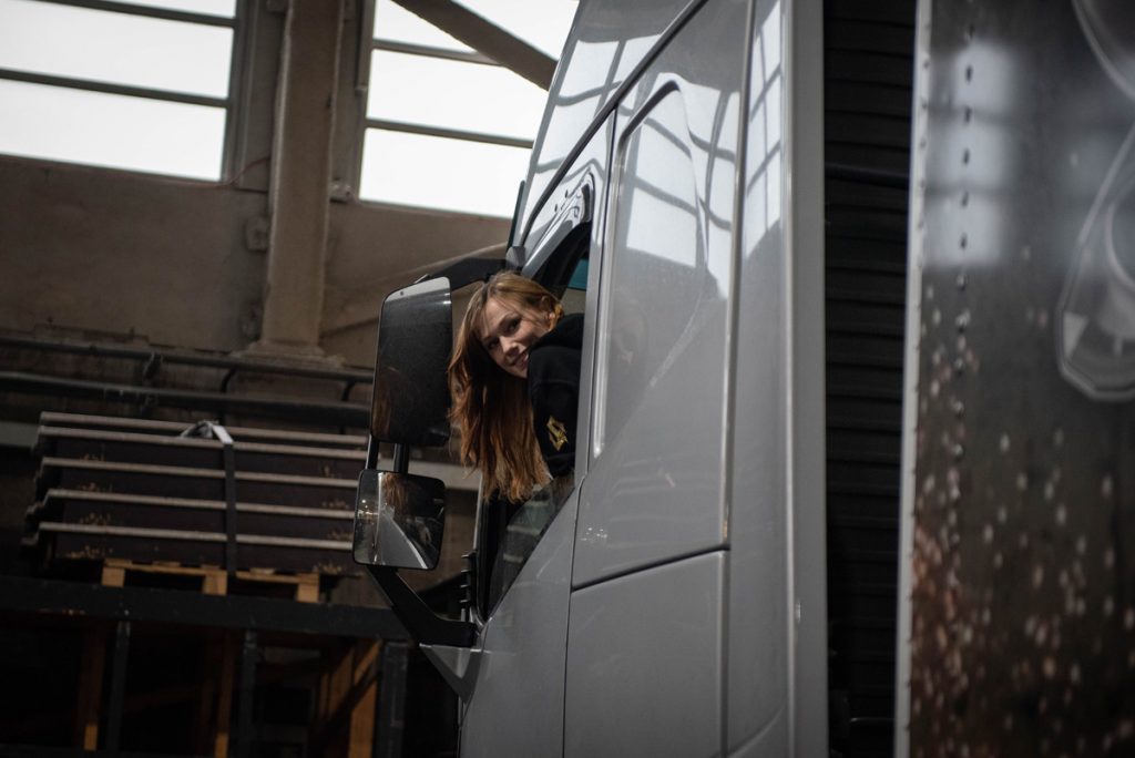 Featured image for “Frauen aus der Branche: Jessica Bengs – Ja, ich bin die Truckfahrerin.”