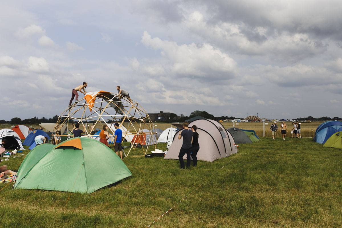 Auf dem Campingplatz wird ein Zelt aus Holz aufgebaut