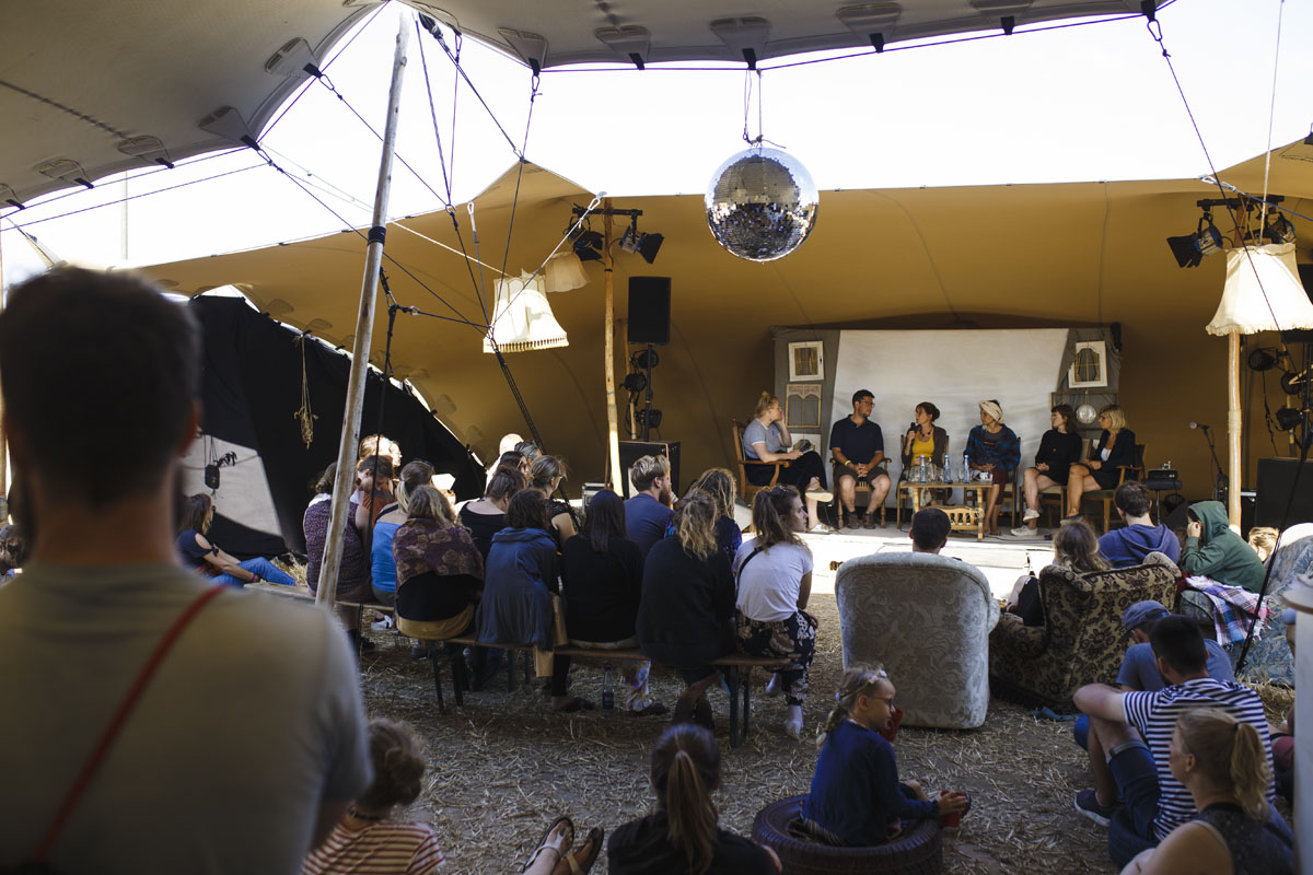 Eine Bühne mit einer Diskussionsrunde beim Skandaløs Festival
