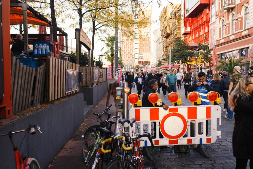 Featured image for “Was man beim Aufkratzen von Sauerkraut über Solidarität und Leidenschaft lernt – Als Volunteer auf dem Reeperbahn Festival 2019”