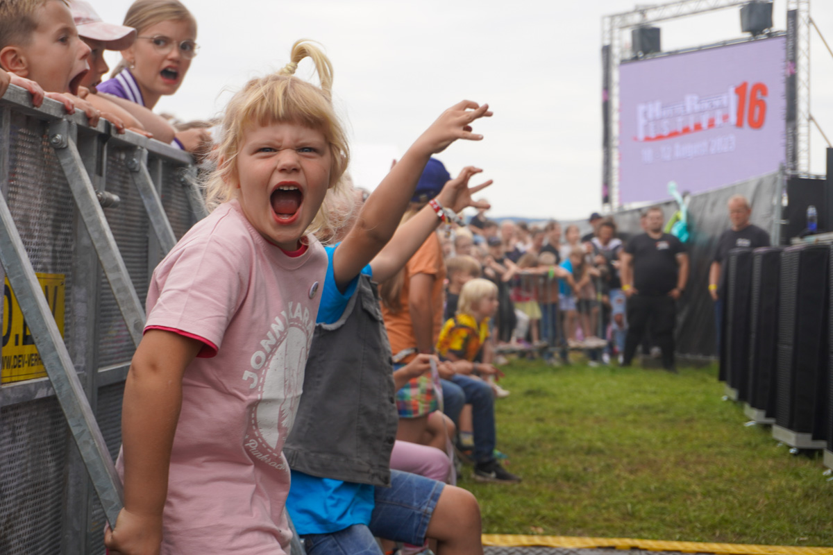 Hütte rock Festival 2023, Kind schreit bei Auftritt von Heavysaurus