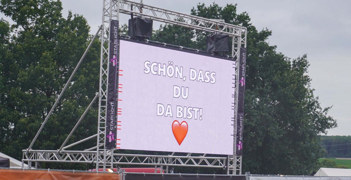 Hütte rock Festival 2023, LED Wall "Schön, dass du da bist!"
