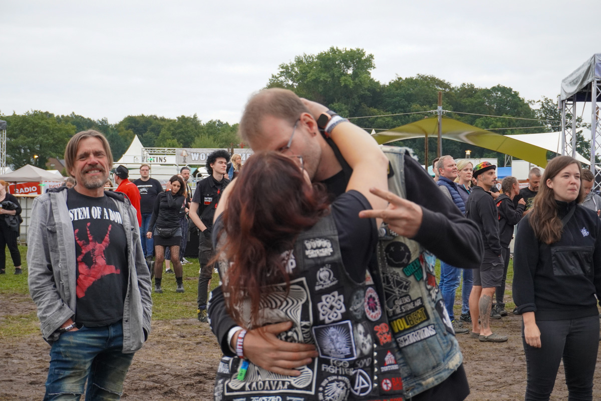 Hütte rock Festival 2023, Pärchen küsst sich vor der Bühne